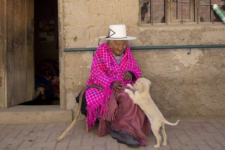 Найстаріша людина світу: 118-річна бабуся їсть солодощі, співає пісні і грає на гітарі