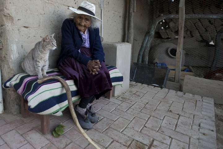 Самый старый человек: 118-летняя бабушка ест сладости, поёт песни и играет на гитаре