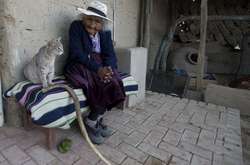 Самый старый человек: 118-летняя бабушка ест сладости, поёт песни и играет на гитаре