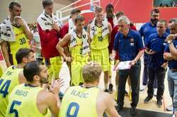 Центровий збірної України з баскетболу Пустовий дебютував за Барселону (відео)