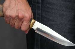 На Печерську розпивання алкоголю двома чоловіками закінчилося різаниною