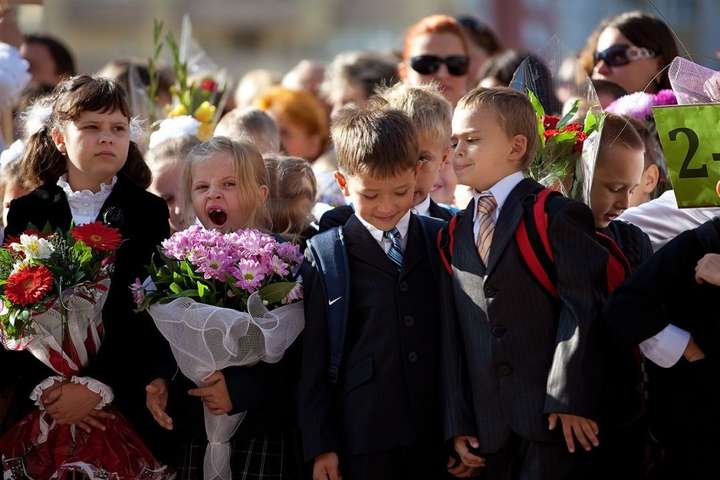 На шкільній лінійці у Києві стало зле кільком дітям і дорослому