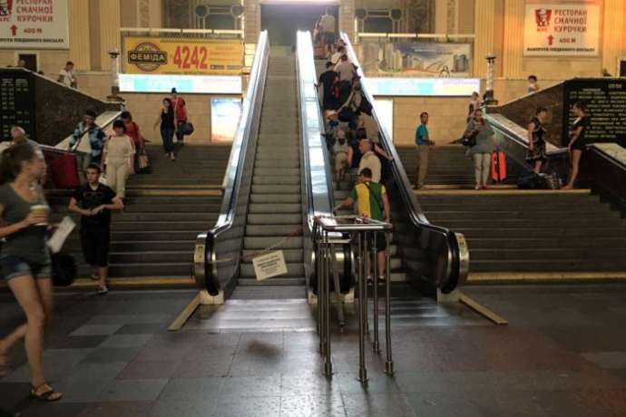 На центральному залізничному вокзалі у Києві закрито на ремонт ескалатори