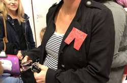 Значкок у вигляді червоних трусів