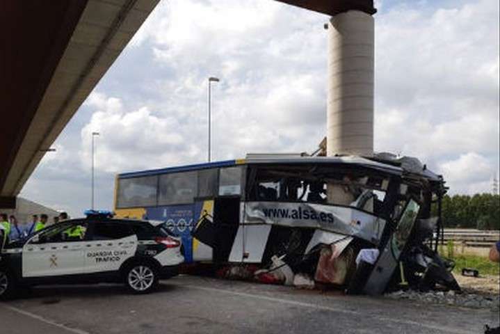 В Іспанії автобус врізався в опору мосту: п'ятеро загиблих, 20 постраждалих