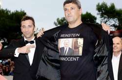 Итальянский режиссер пришел на Венецианский кинофестиваль в футболке «Вайнштейн невиновен»