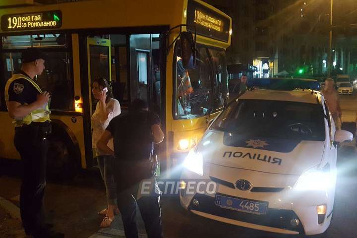 У Києві тролейбус врізався в авто поліції