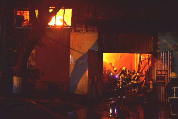 В Одесі спалахнула масштабна пожежа на СТО: постраждали четверо рятувальників