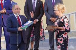 На Одещині першокласники будуть навчатися за 3D-підручниками