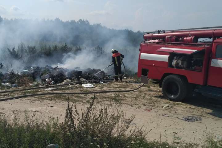 Гаряча пора для вогнеборців: за добу на Київщині сталося 20 пожеж сміття та трави