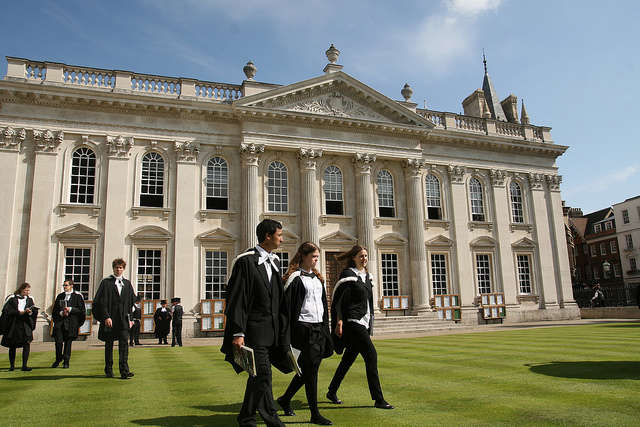 Виші Британії закликають спростити візові правила для іноземних студентів