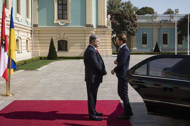 Порошенко у Києві проводить переговори із Курцом 