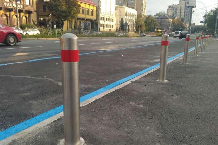 Паркувальні кишені з’явилися ще на одній вулиці у центрі Києва (фото)