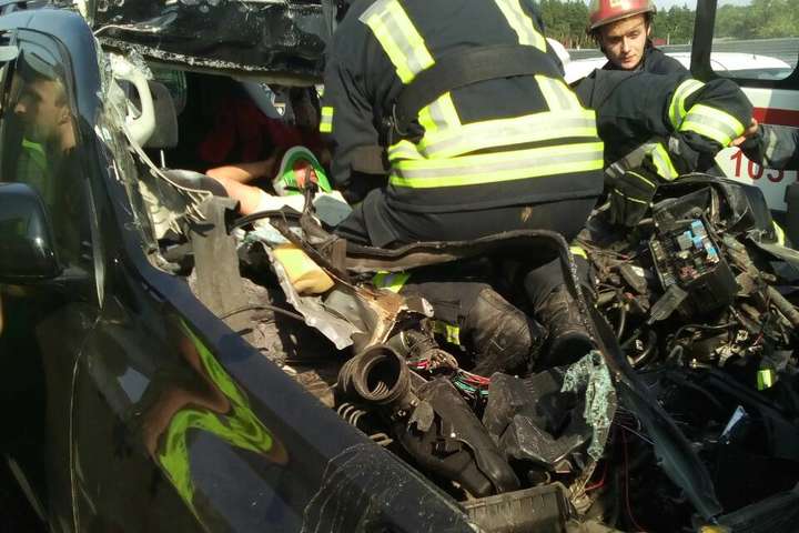 ДТП з фурою і позашляховиком під Києвом: рятувальники дістали з авто чоловіка і дитину