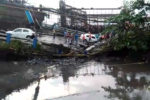 В Индии рухнул мост, минимум пять человек мертвы