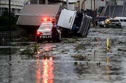  Фото: АР 
 Тайфун Джебі в Осаці перевертав вантажівки 