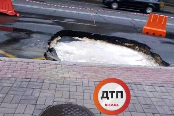 На дорозі біля метро «Арсенальна» утворилося провалля з озером (фото)