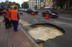 Яма на площі Слави на місці прорив труби