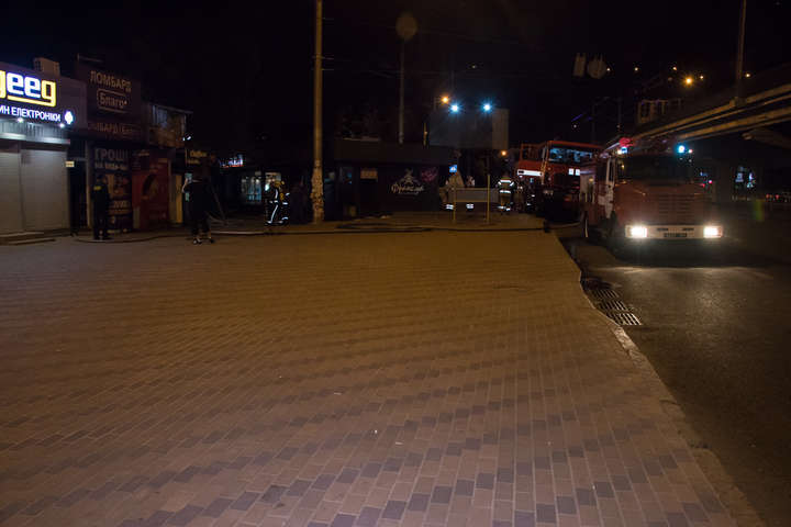 Біля станції метро «Нивки» вночі згорів ломбард