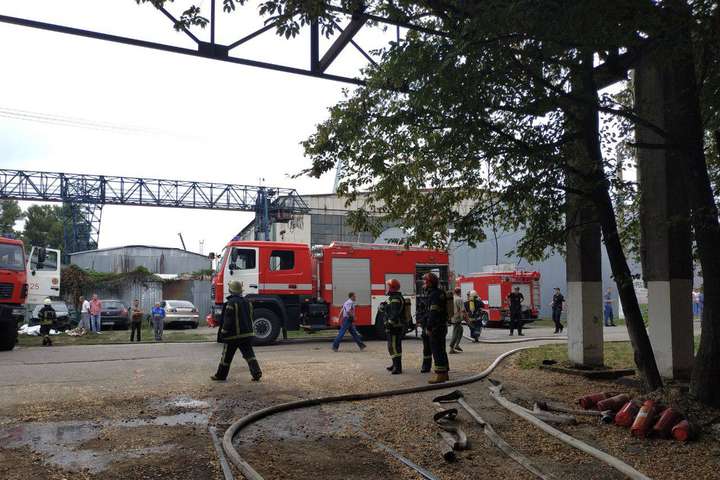 На Київському судноремонтному заводі сталася пожежа (фото)