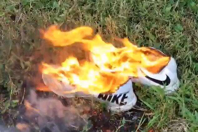 В США массово сжигают кроссовки Nike