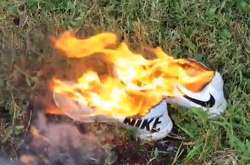 В США массово сжигают кроссовки Nike