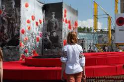 Інсталяція на площі Незалежності в Києві до Дня пам'яті та примирення