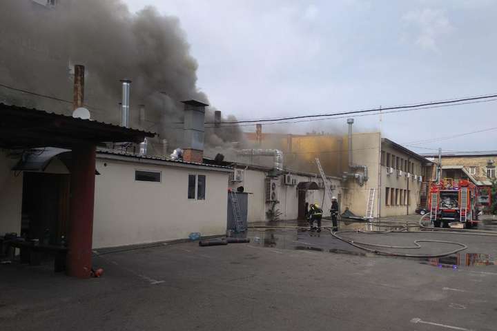 На Лук’янівці сталася пожежа в ресторані (фото, відео)