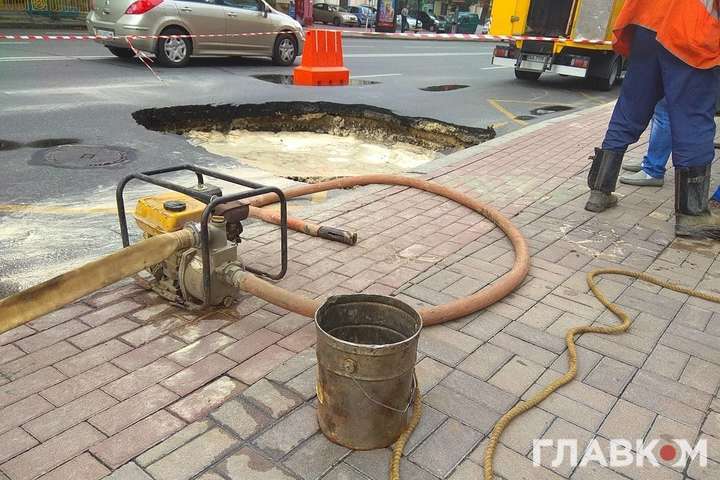 Жителі восьми столичних вулиць залишилися без води через аварії (адреси)
