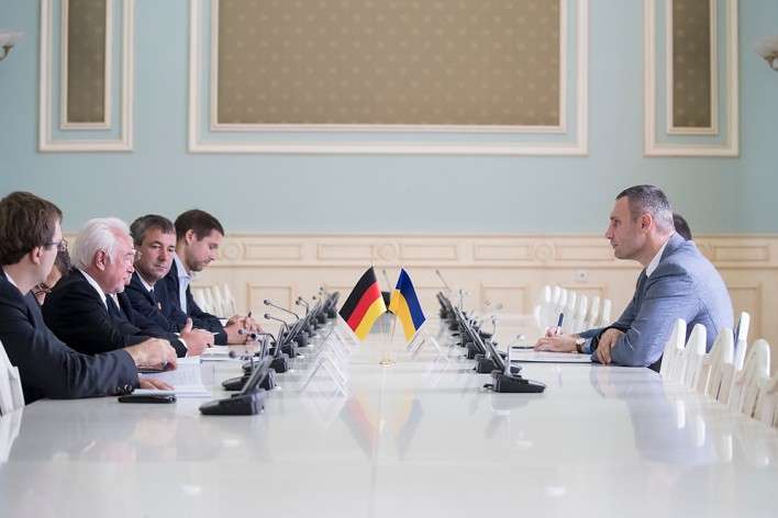 Кличко запропонував віце-президенту Бундестагу з’їздити на Донбас 