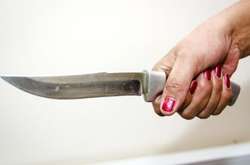 Жінка напала на чоловіка з ножем під час походу за пляшкою горілки