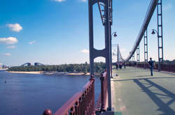 Парковий пішохідний міст, що веде до Труханового острова