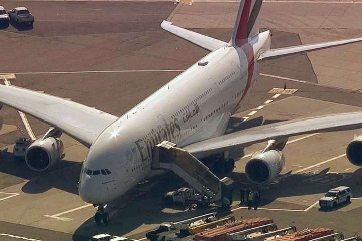 В аеропорту Нью-Йорка стався переполох через літак Emirates з хворими пасажирами