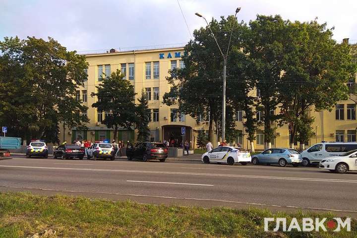 У Києві на Нивках поліція розслідує інцидент з БМВ, в якому побиті вікна