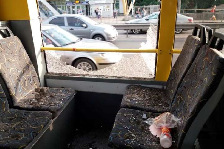У Києві зловмисник влаштував стрілянину у тролейбусі