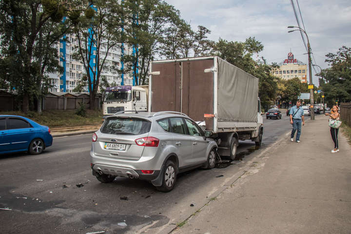 У Києві жінка на Ford влетіла під вантажівку (фото, відео)