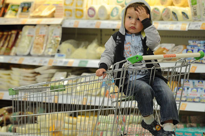 Українці витрачають на їжу більше половини доходів – Держстат 