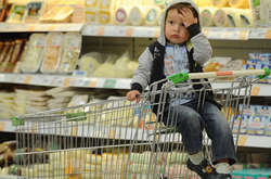 Українці витрачають на їжу більше половини доходів – Держстат 