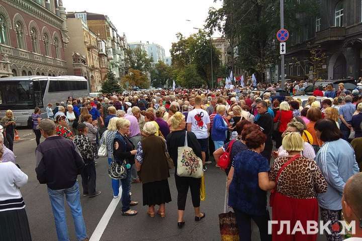 Митинг в центре Киева: бабушек Рабиновича берут «под карандаш» (фотофакт)