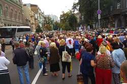 Митинг в центре Киева: бабушек Рабиновича берут «под карандаш» (фотофакт)