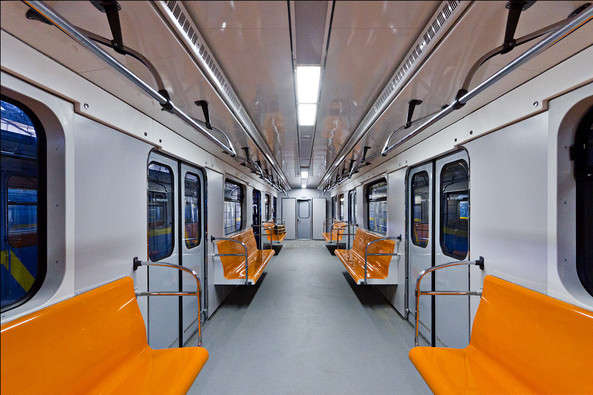 У вагонах київського метро почали економити на освітленні