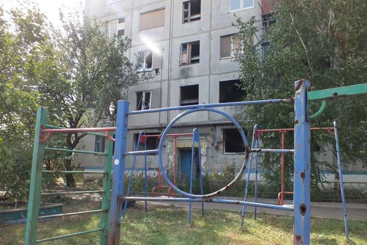 Окупанти обстріляли Красногорівку, розпочалася пожежа (фото)