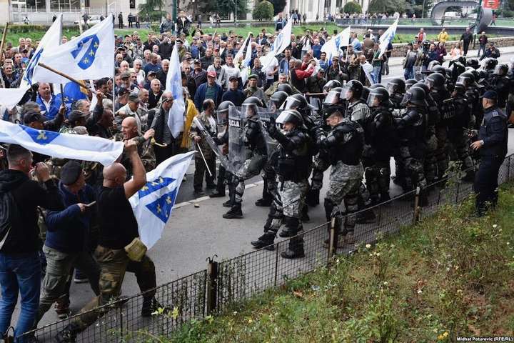 В Сараєво сталися сутички протестувальників з поліцією