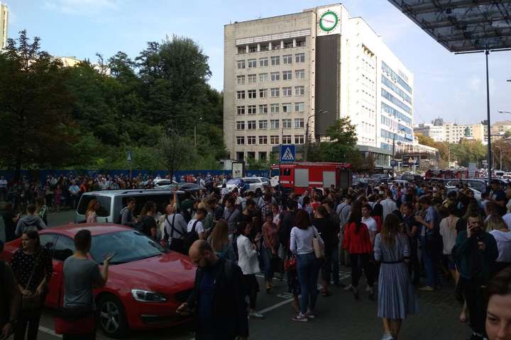 У бізнес-центрі в Києві сталося задимлення: людей евакуювали