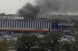 Рятувальники приборкали пожежу біля гіпермаркету у Києві