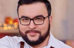  Руслан Сеничкин показал, как репетирует новый танец на автомойке