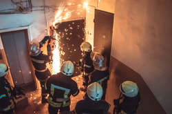 Пожежникам довелося за допомогою бензорізу відчиняти двері