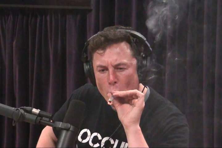 Илон Маск покурил марихуану во время прямого эфира