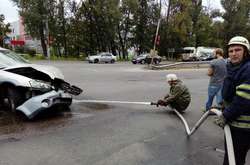  Рятувальники провели роботу щодо змивання паливно-мастильних матеріалів з дороги на місці ДТП 