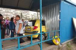 У Києві автомобіль з дитиною в'їхав у зупинку